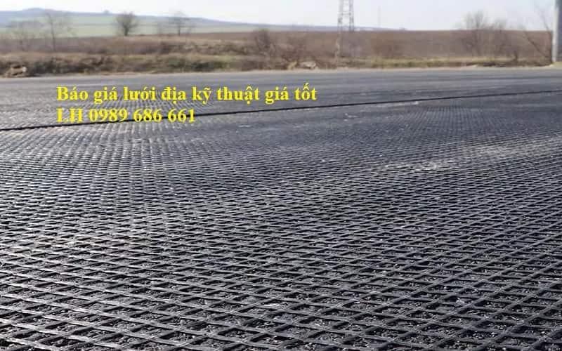 Hình ảnh thi công lưới địa kỹ thuật NX750 gia cố nền đường, cho thấy các lớp lưới được trải đều trên lớp đất nền trước khi đắp các lớp vật liệu khác, minh họa rõ ràng quy trình thi công